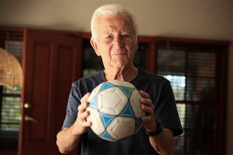 P­e­t­e­r­ ­W­e­b­s­t­e­r­,­ ­8­0­ ­y­a­ş­ı­n­d­a­ ­f­u­t­b­o­l­u­ ­b­ı­r­a­k­t­ı­